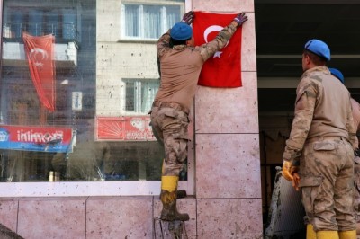 Mehmetçik sel bölgesinde bayrak sevgisini bir kez daha gösterdi