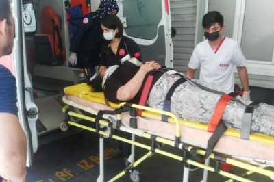 Yolun karşısına geçmek isteyen yayaya otomobil çarptı