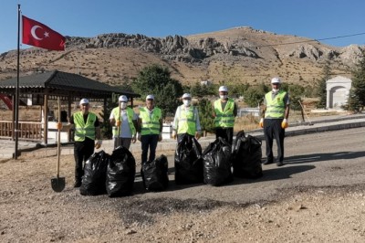 Kaymakam Yılmaz, şehit Fethi Sekin'in kabrini temizledi