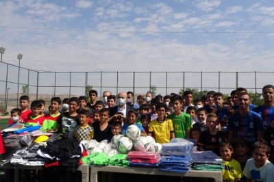 Mardin Büyükşehir Belediyesi'nin düzenlediği yaz spor okulları etkinliklerinin sona ermesiyle öğrencilere hediye dağıtıldı