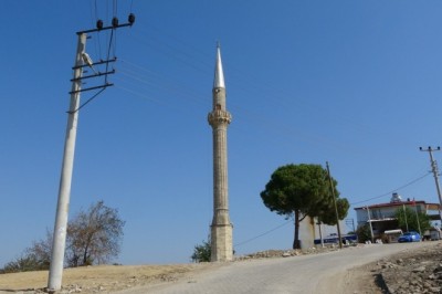 Yangında hasar gören cami yıkıldı, minaresi kaldı
