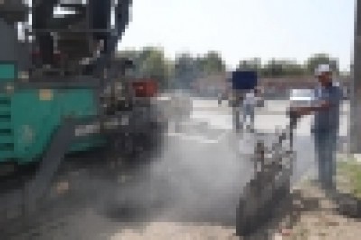 Aziziye Mahallesinde sıcak asfalt çalışması