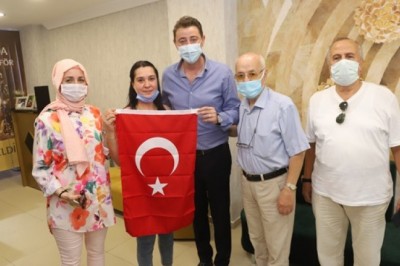 Başkan Tosun esnafı ziyaret edip bayrak hediye etti