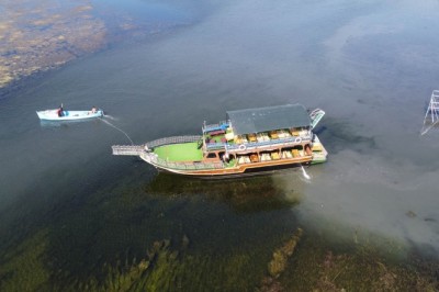 Beyşehir Gölü'nde balçığa saplanan tur tekneleri kayıklarla yüzdürüldü