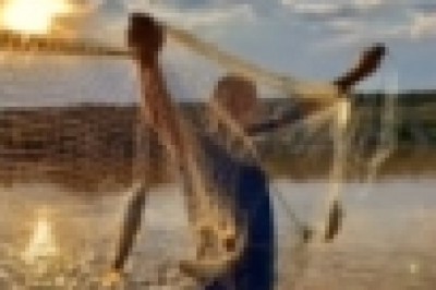 Murat Nehri’nde gün batımında balık avı