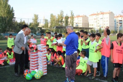 Öğrencilere spor kıyafetleri dağıttılar