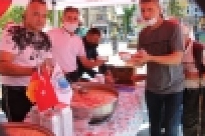 Avrupalı gurbetçiler esnaf ve vatandaşlara aşure ikramında bulundu