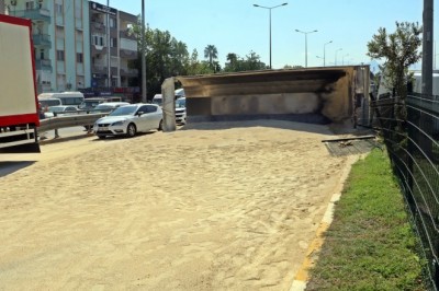 Hafriyat kamyonu devrildi, tonlarca kum yola saçıldı
