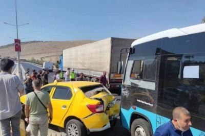 Özel halk otobüsü ticari taksiye çarptı: 4 yaralı