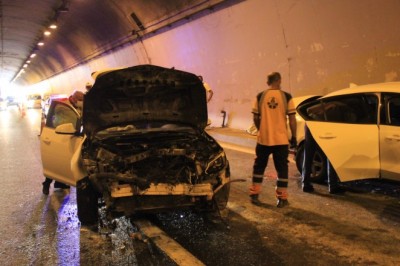 TEM'deki kazada yanan araçtan son anda kurtuldular