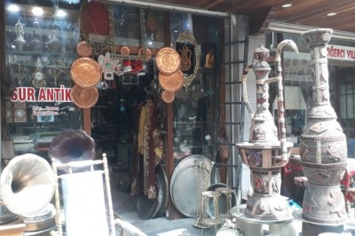 Çocukluktan gelen eski eşya biriktirme hobisi onu antikacı yaptı