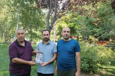 Serdar Ünsal Soykırım kitabını Turan ve Kılıç’a hediye etti