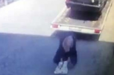 Yaşlı kadının çekicinin altında kaldığı anlar kamerada