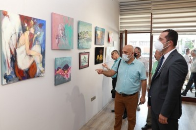 30 ressam, resimlerini yanan ormanlar için çizdi