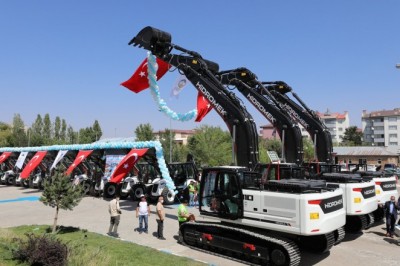 Ağrı İl Özel İdaresi filosuna 12 yeni iş makinası eklendi