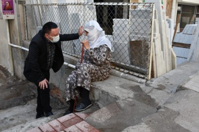 Başkan Beyoğlu hastaları ziyaret etti, çocuklarla buluştu