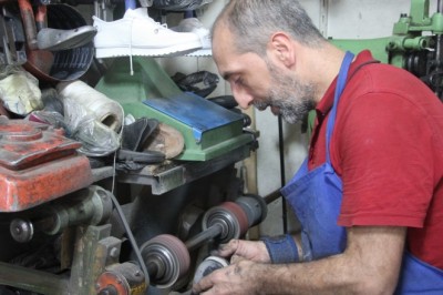 Vatandaşlar eskiyi atınca ayakkabı tamirciliği de unutuldu