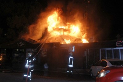 Fethiye’de iki kafe alev alev yandı