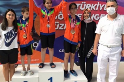 Görme engelli çocuklar sudan korkarken madalyaya koştu