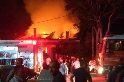 Hava fişekten çıkan yangın iki tarihi evi küle çevirdi