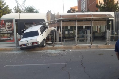 Otomobil tramvaya çarptı: 1 yaralı
