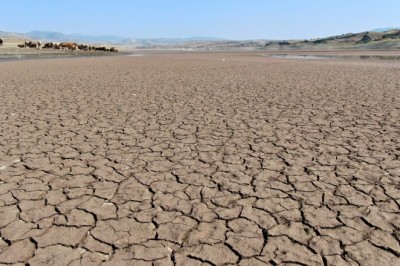 Suların çekildiği baraj alarm veriyor, yürüyüş alanına döndü