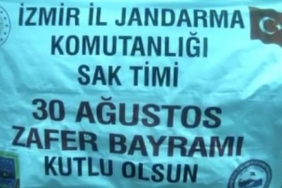 Jandarmadan su altında 30 Ağustos kutlaması