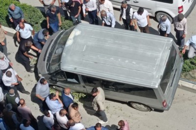 Lastiği patlayan araç ağaca çaparak durdu