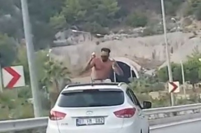 Aracın açılır tavanına çıkan şahıs ölüme davete çıkardı