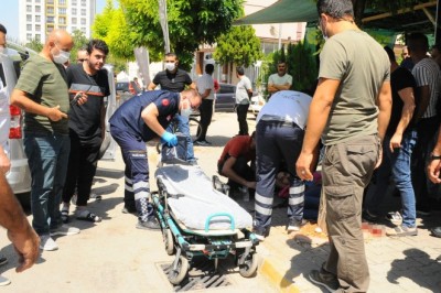 Poğaça almaya giden genç silahla vurularak yaralandı