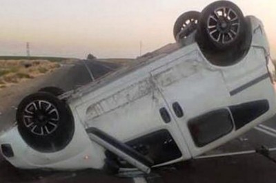 Ters dönen hafif ticari araçtan burnu bile kanamadan kurtuldu