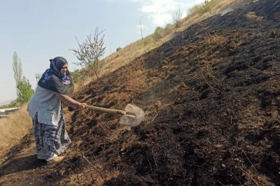 Yaşlı kadın evine yaklaşan ot yangınına böyle müdahale etti