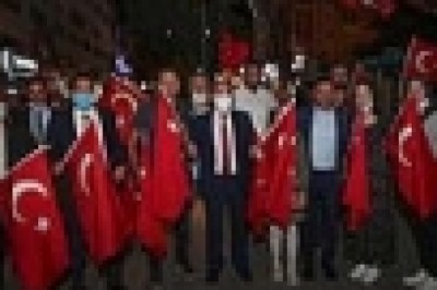 Zafer Bayramı'nda Türk bayrağı dağıttılar