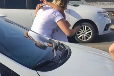 Babasıyla 1 saat polisten kaçan çocuk, annesinin şefkatli kollarına sığındı