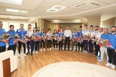 Başkan Büyükakın, şampiyon sporcularını ağırladı