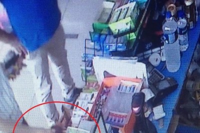 Büfede unutulan cüzdanı el çabukluğuyla böyle çaldı