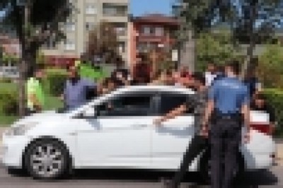 Dur ihtarına uymayarak kaçan otomobilden 6 kaçak göçmen çıktı