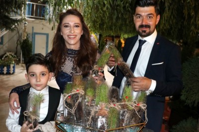 Misafirler şeker bekliyordu, düğünde dağıttıklarıyla takdir topladılar