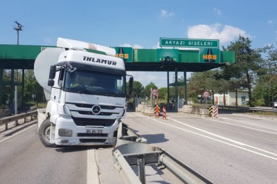 Tekeri patlayan tır gişenin bariyerlerine çarptı: 1 hafif yaralı