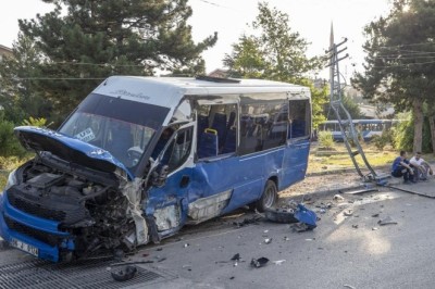 Ankara'da Yolcu Dolu Dolmuş Takla Attı
