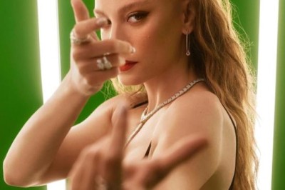 Serenay Sarıkaya'nın Mini Şortuyla Verdiği Semt Oturuşu Pozu Olay Oldu