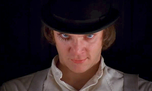 Son soru. A Clockwork Orange'ın delici bakışlı vandalı Alex Delarge'ı hangi aktör canlardırmıştı?