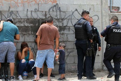 Kapıyı Açan Polis 11 Cesetle Karşılaştı !