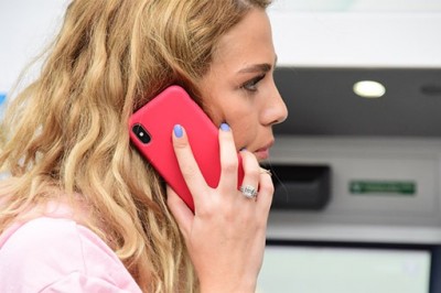 Yasemin Şefkatli Tek Taşını Yeniden Parmağına Taktı