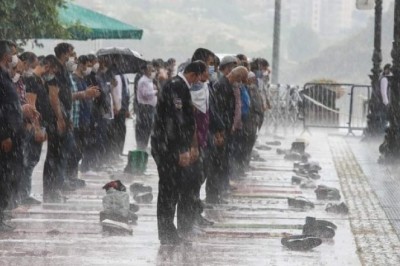 Cuma Namazı Esnasında Yağan Yağmur Gündeme Oturdu