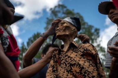 Endonezya'da Toraja Kabilesi Ölülerine Sigara İçiriyor