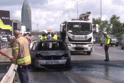 Ataşehir E-5'te yanan otomobil küle döndü