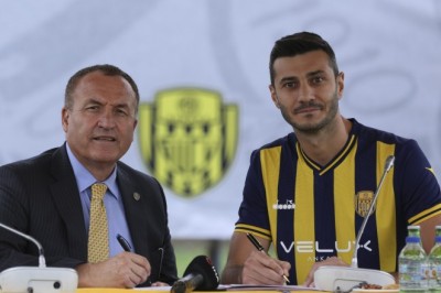 MKE Ankaragücü yeni transferlerine imza töreni düzenledi