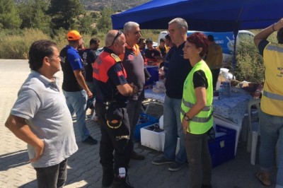 Aydın Büyükşehir Belediyesi Çine’de devam eden yangın alanında tüm birimleriyle yoğun çalışmalarına devam ediyor.