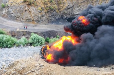 Kayganlaşan yolda kaza yapan tır yanarak kül oldu